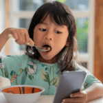 Tempo de tela alto: confira dicas para que crianças e adultos usem o celular de forma produtiva