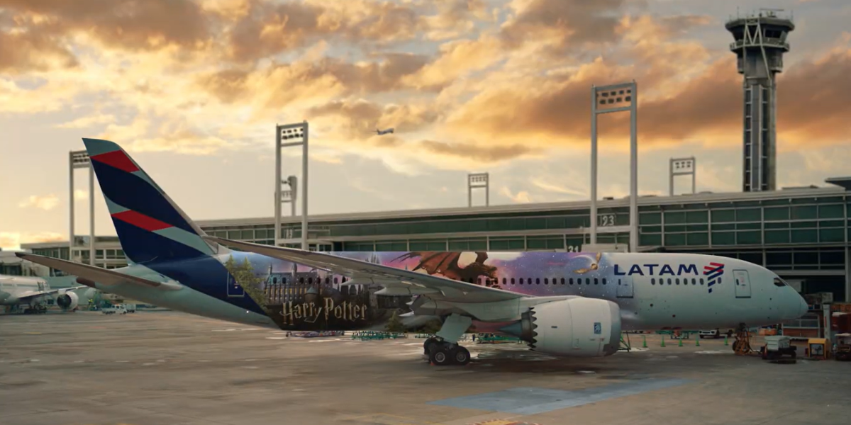 LATAM e Warner Bros. Discovery América Latina levam a magia de Harry Potter aos céus com aviões customizados e experiências a bordo
