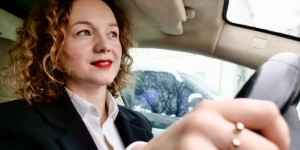 inDrive e Instituto AzMina anunciam parceria para fortalecer atendimento a casos de violência no Brasil