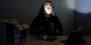 Apagão e falta de luz: Por que ter um kit de iluminação solar se tornou item essencial de sobrevivência urbana