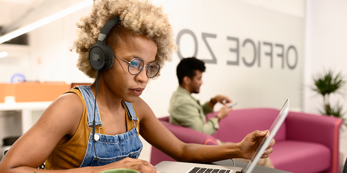 JBL lança Tune 530C com áudio Hi-Res e conexão USB-C no Brasil