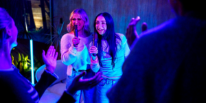 JBL lança microfone com IA que transforma caixas PartyBox em karaokê