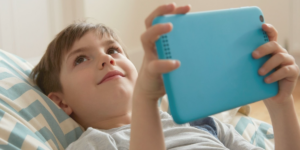 Nas férias, jogos e aplicativos podem transformar o tempo de tela dos filhos em aprendizado