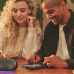 Harman Kardon Luna 2 chega ao Brasil com AI SoundBoost, iluminação ambiente e IP67