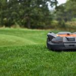 Husqvarna lança no Brasil robôs cortadores para gramados profissionais com tecnologia de limites virtuais