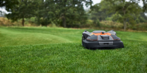 Husqvarna lança no Brasil robôs cortadores para gramados profissionais com tecnologia de limites virtuais