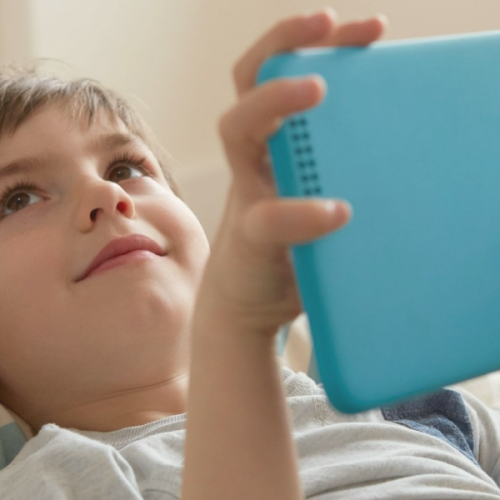 Nas férias, jogos e aplicativos podem transformar o tempo de tela dos filhos em aprendizado