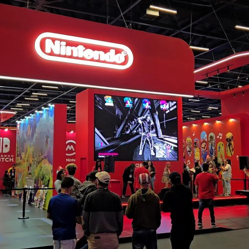 Jogos, brindes e espaços para fotos com personagens clássicos atraíram o público para o estande da Nintendo
