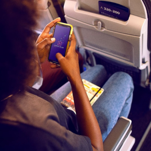 Passageiros LATAM da rota Guarulhos-Cuiabá são os primeiros a assistir ‘Ainda Estou Aqui’ durante voo