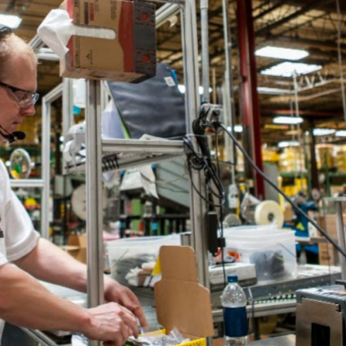 Motorola Solutions lança MOTOTRBO R5: rádio digital com IA que protege a audição e melhora a comunicação em ambientes industriais