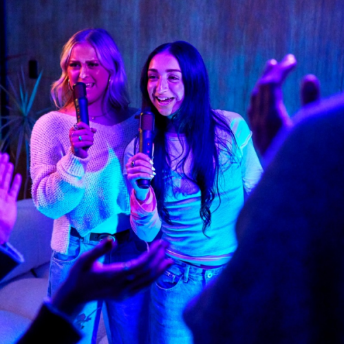 JBL lança microfone com IA que transforma caixas PartyBox em karaokê