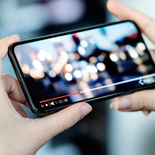 [Artigo] Vídeos com inteligência artificial: tendência em alta, mas será que substituem pessoas reais?