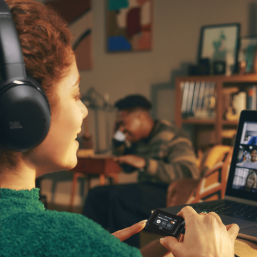 JBL lança no Brasil o Tour One M3, seu headphone mais avançado com transmissor SMART Tx e áudio espacial